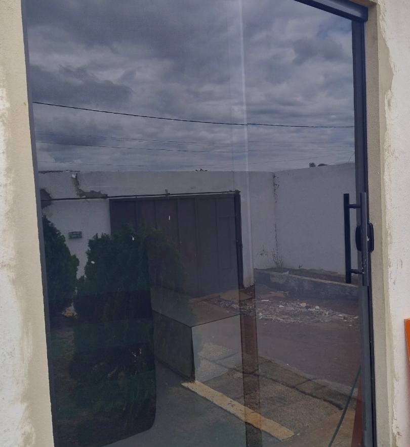 Porta de Vidro Fumê Temperado com Esquadria Preta