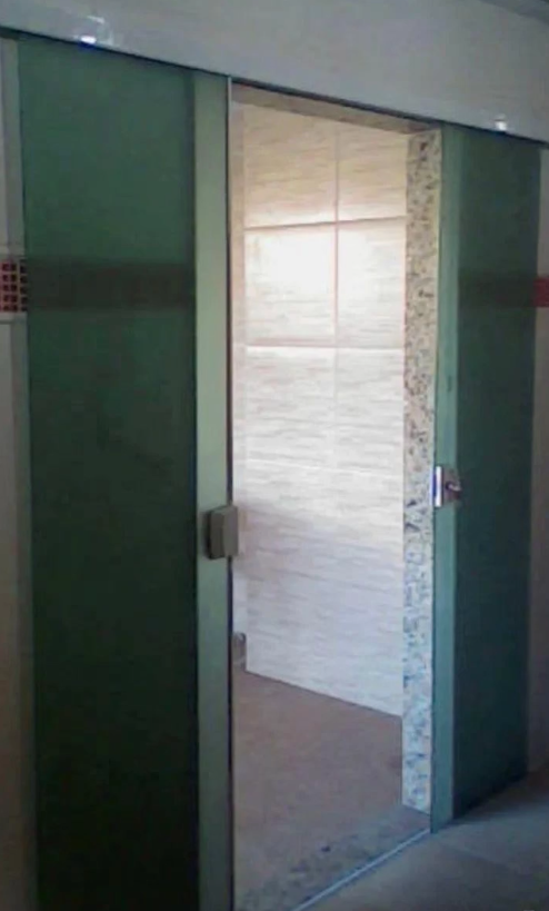 Porta de Vidro Jateado com Detalhes Geométricos e Portal em Granito